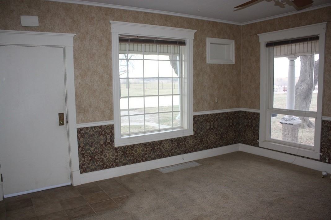 402 S Clark St - Photo 4 of 19