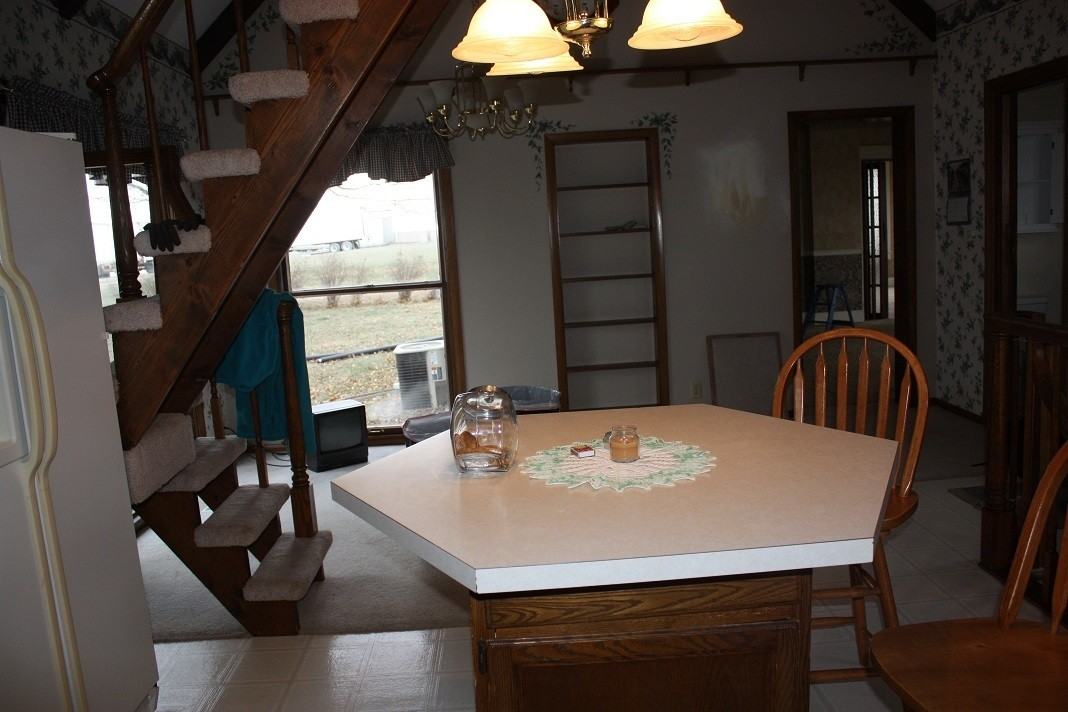 402 S Clark St - Photo 7 of 19