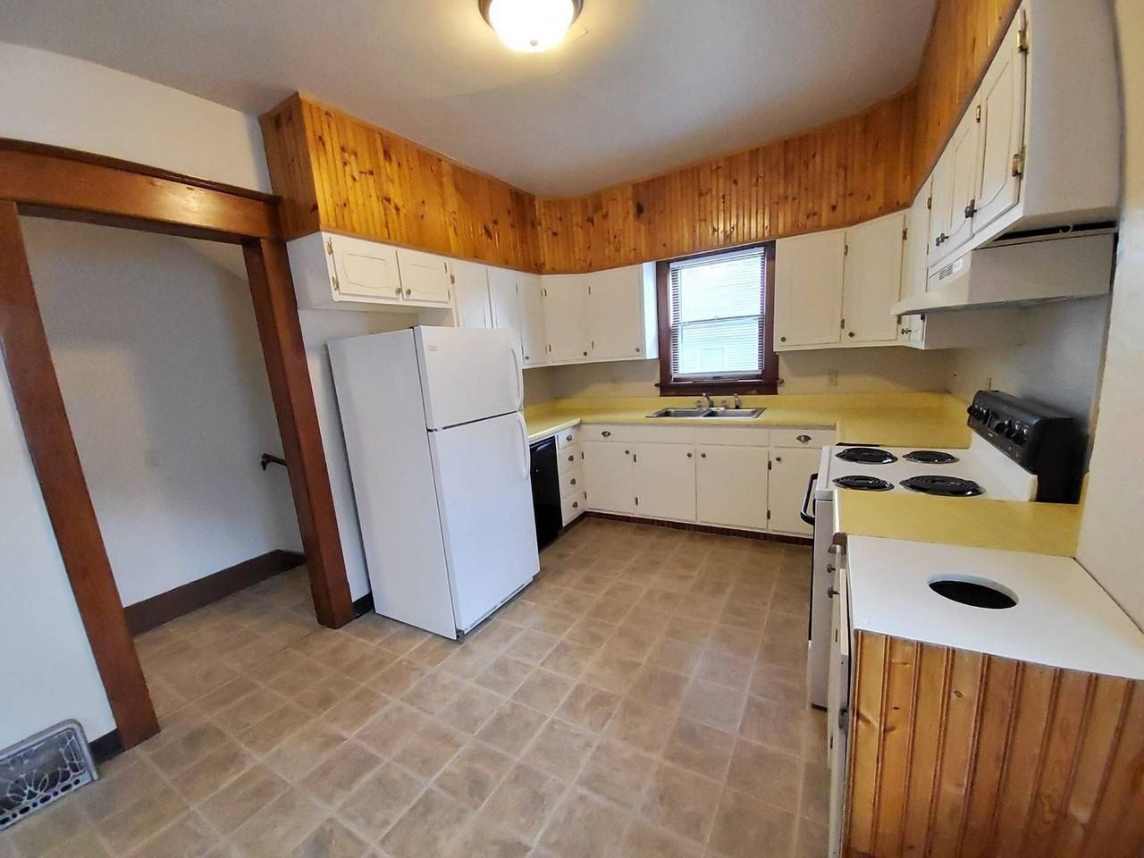 1102 Chicago St - Photo 2 of 20