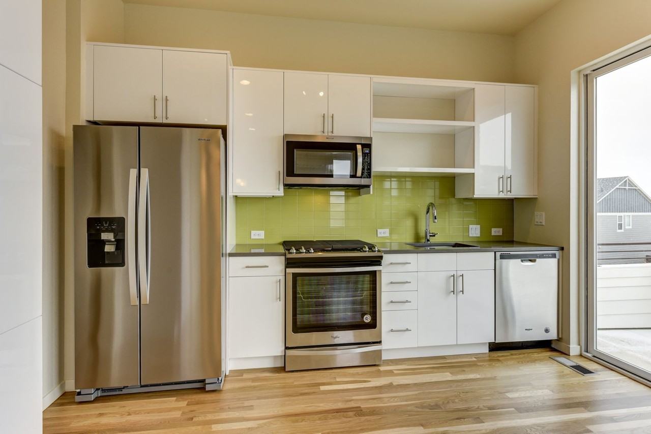 717 Amelia Ln - Photo 4 of 25