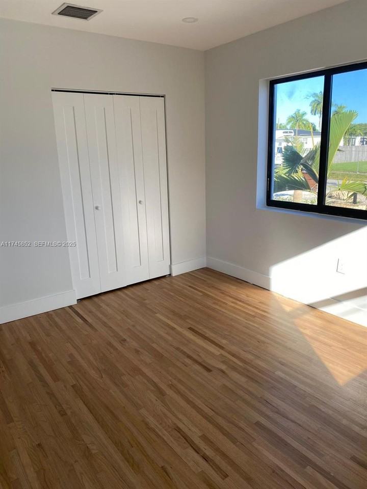 170 West 58th Street #0 - Photo 5 of 23