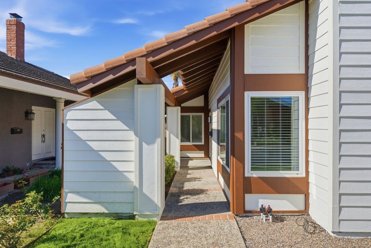 8861 Dorsett Dr - Photo 3 of 25