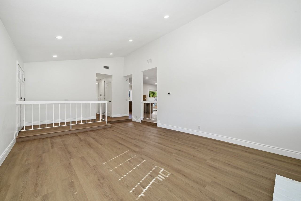 8861 Dorsett Dr - Photo 5 of 25