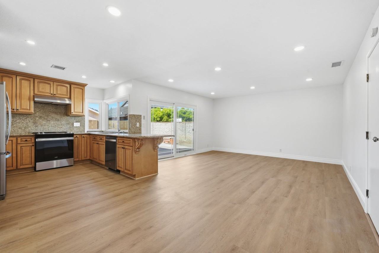 8861 Dorsett Dr - Photo 6 of 25