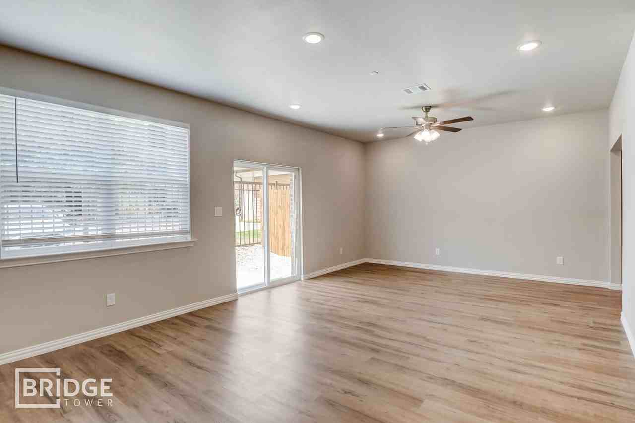 1016 E Golden Ln - Photo 3 of 8