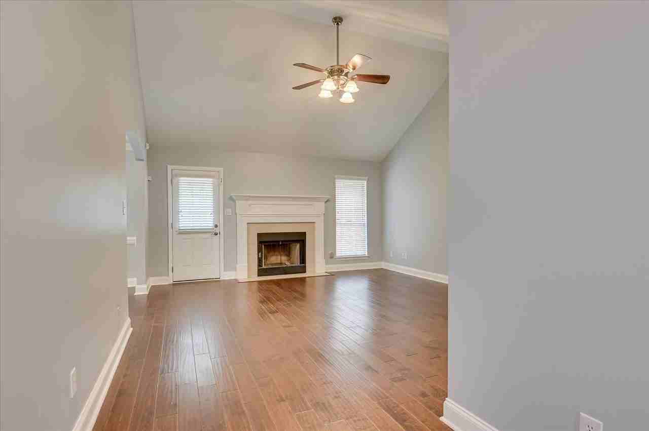 1094 Maple Ridge Ct - Photo 7 of 38