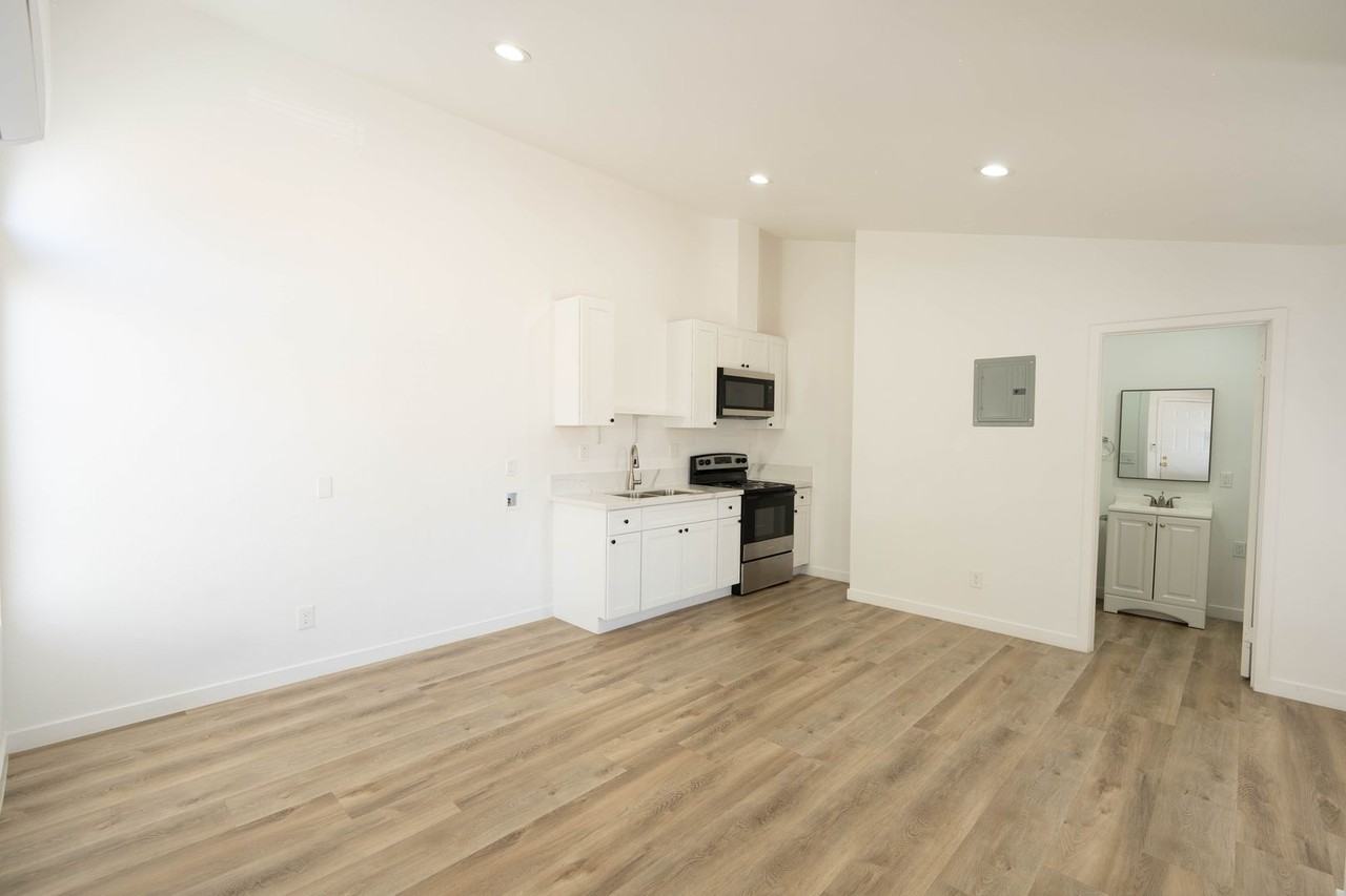 26074 Bay Avenue - Photo 4 of 25