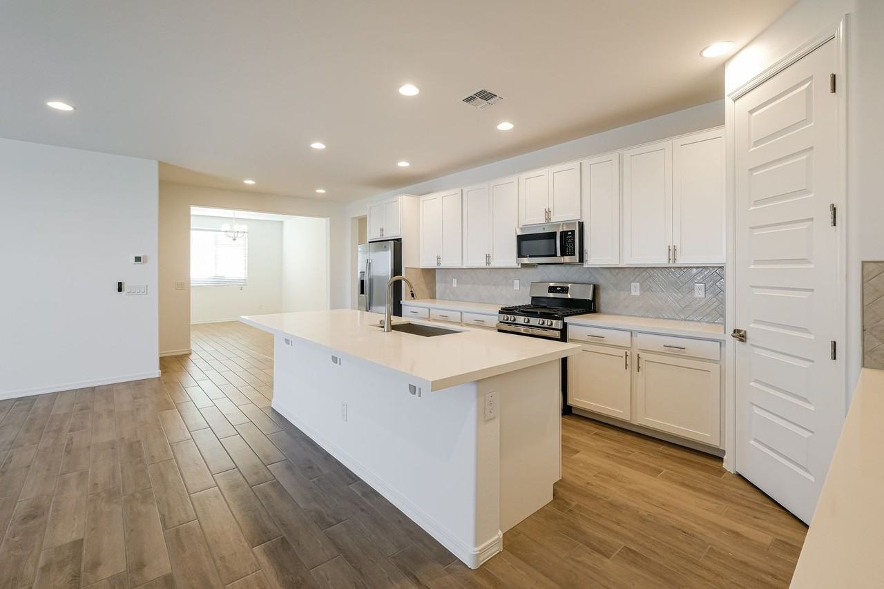 10155 W Crittenden Ln - Photo 2 of 34