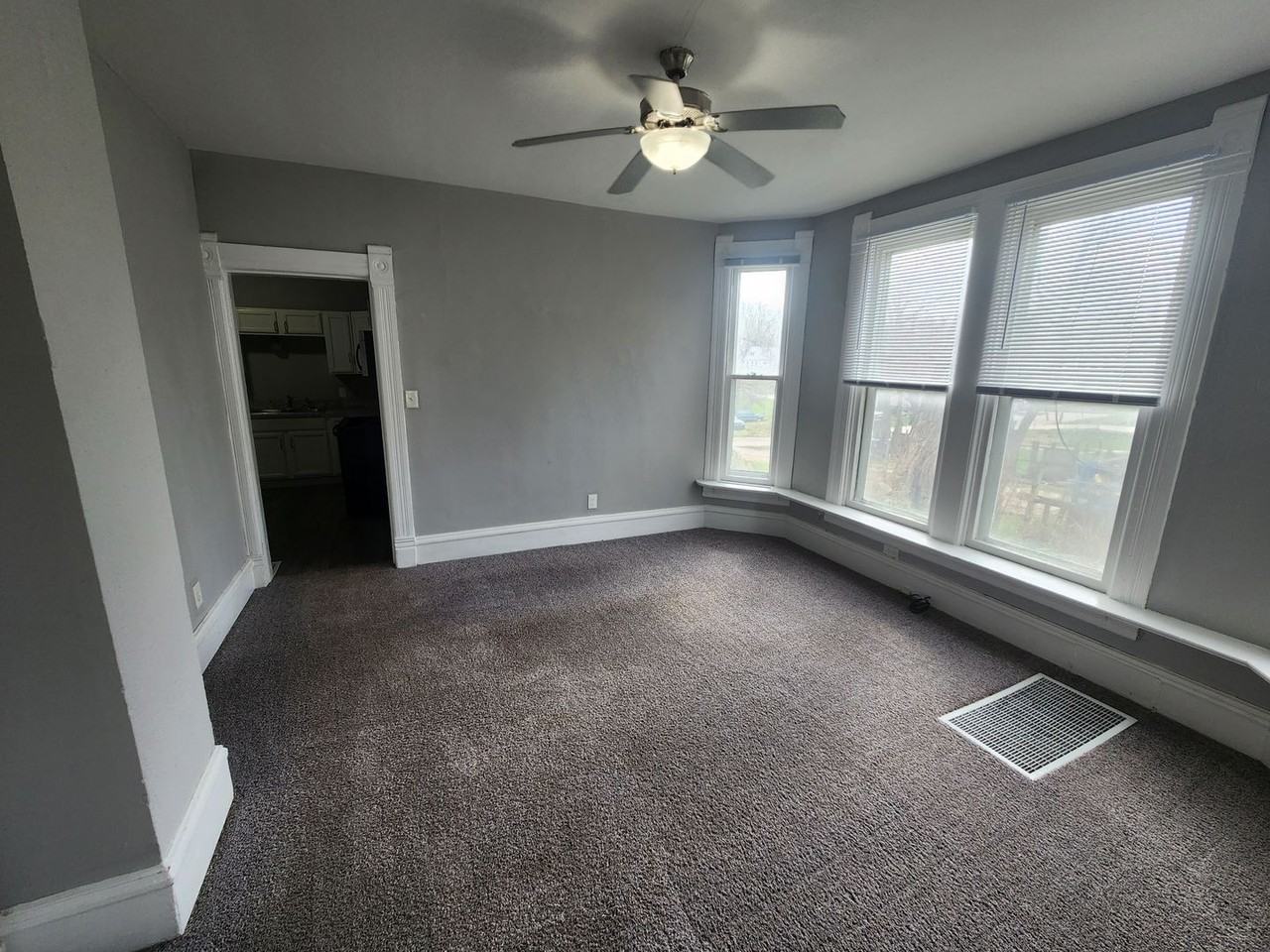 1323 N Gaines St - Photo 5 of 21