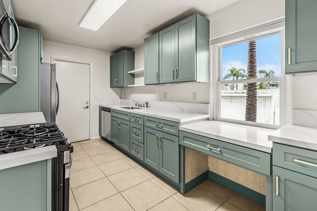 911 Civic Center Dr - Photo 2 of 22