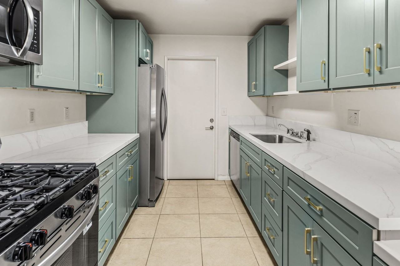 911 Civic Center Dr - Photo 3 of 22