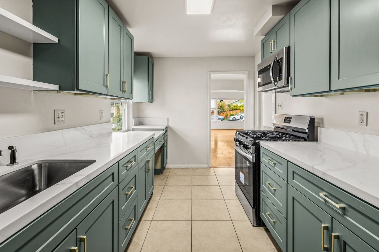 911 Civic Center Dr - Photo 4 of 22