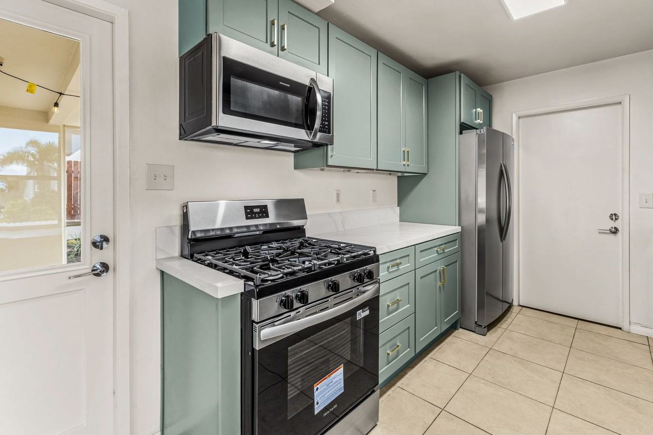 911 Civic Center Dr - Photo 5 of 22