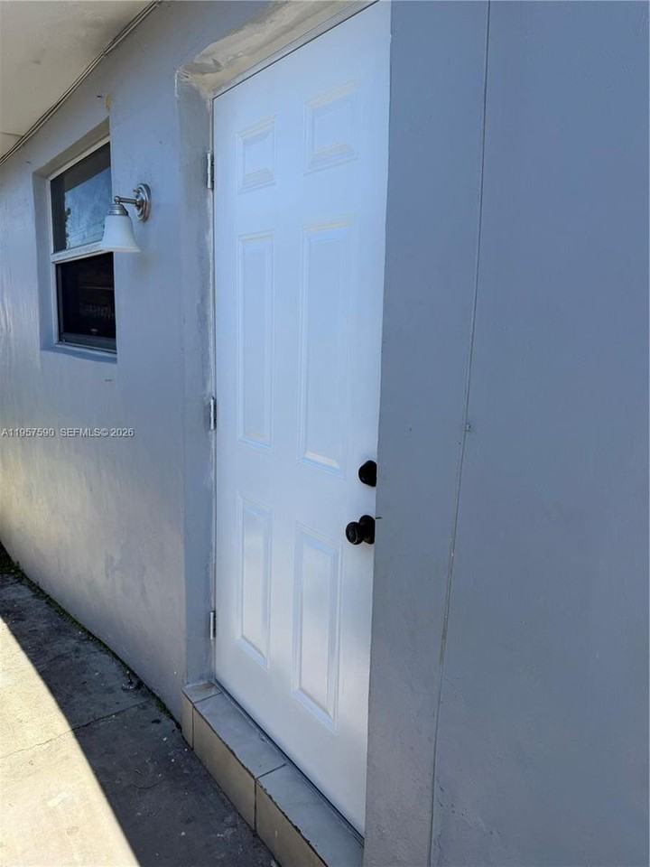 2287 Nw 33rd St - Photo 3 of 11