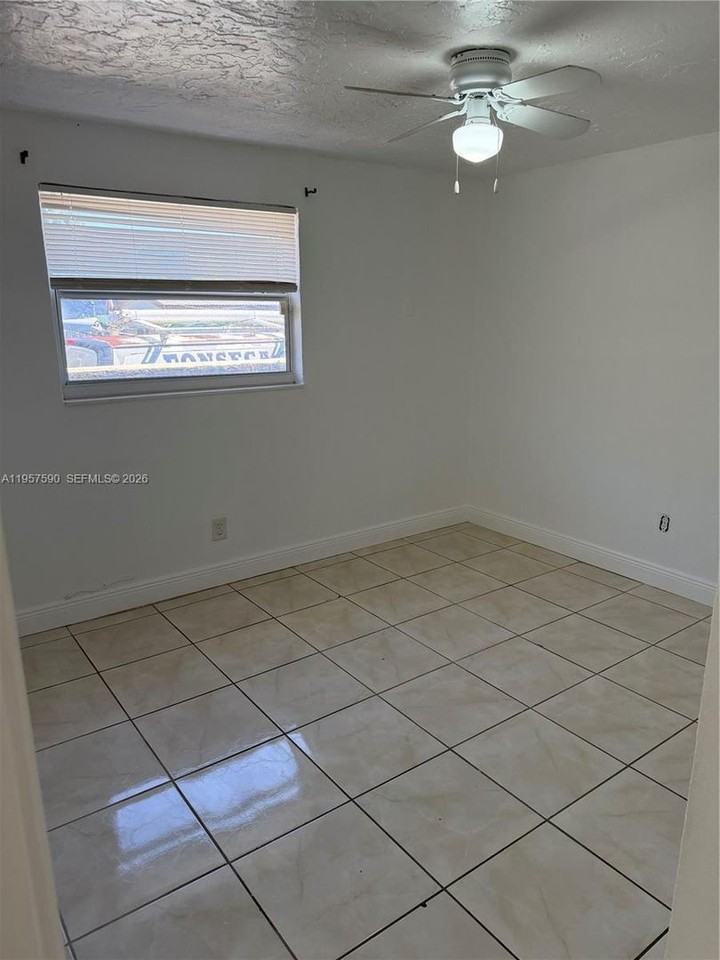 2287 Nw 33rd St - Photo 4 of 11