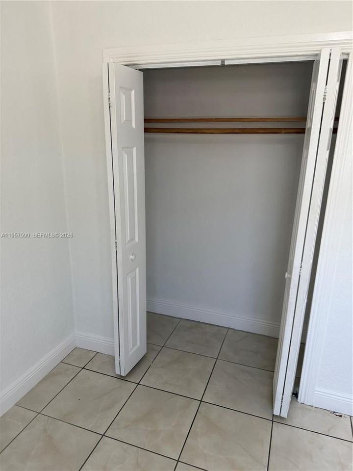 2287 Nw 33rd St - Photo 5 of 11