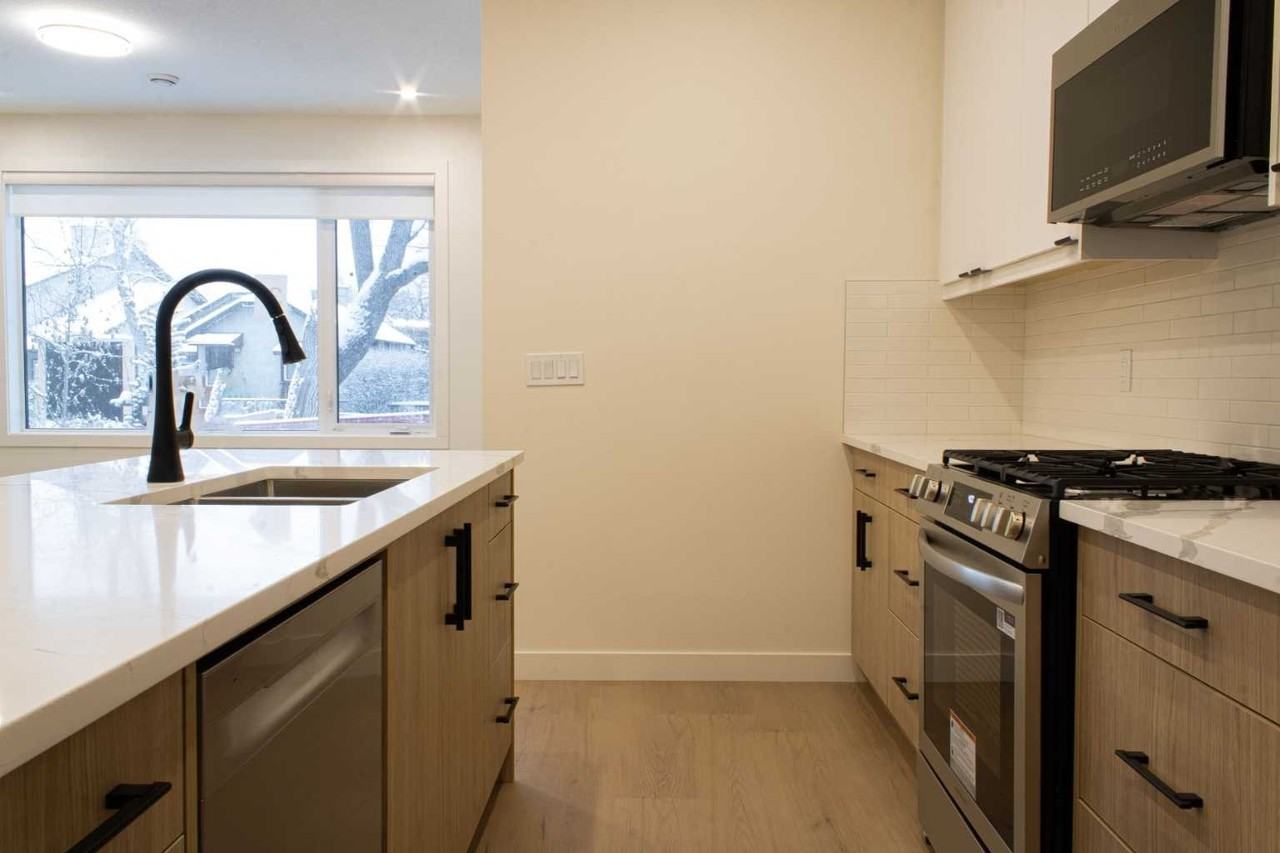 1512 21 Ave Nw - Photo 3 of 33