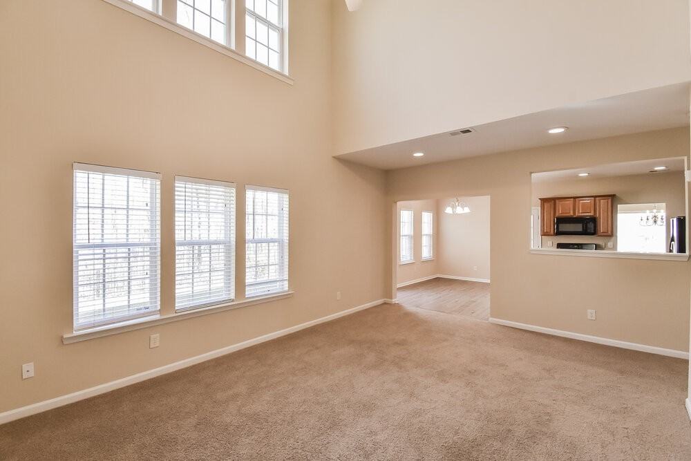 1061 Southwood Dr - Photo 4 of 17