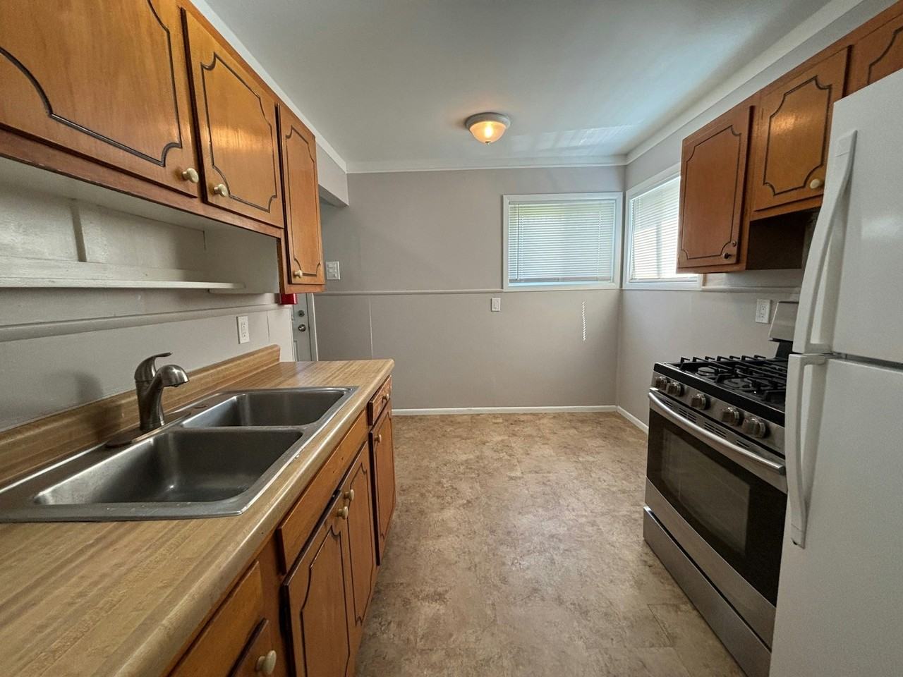 24448 Bolam Avenue - Photo 3 of 12