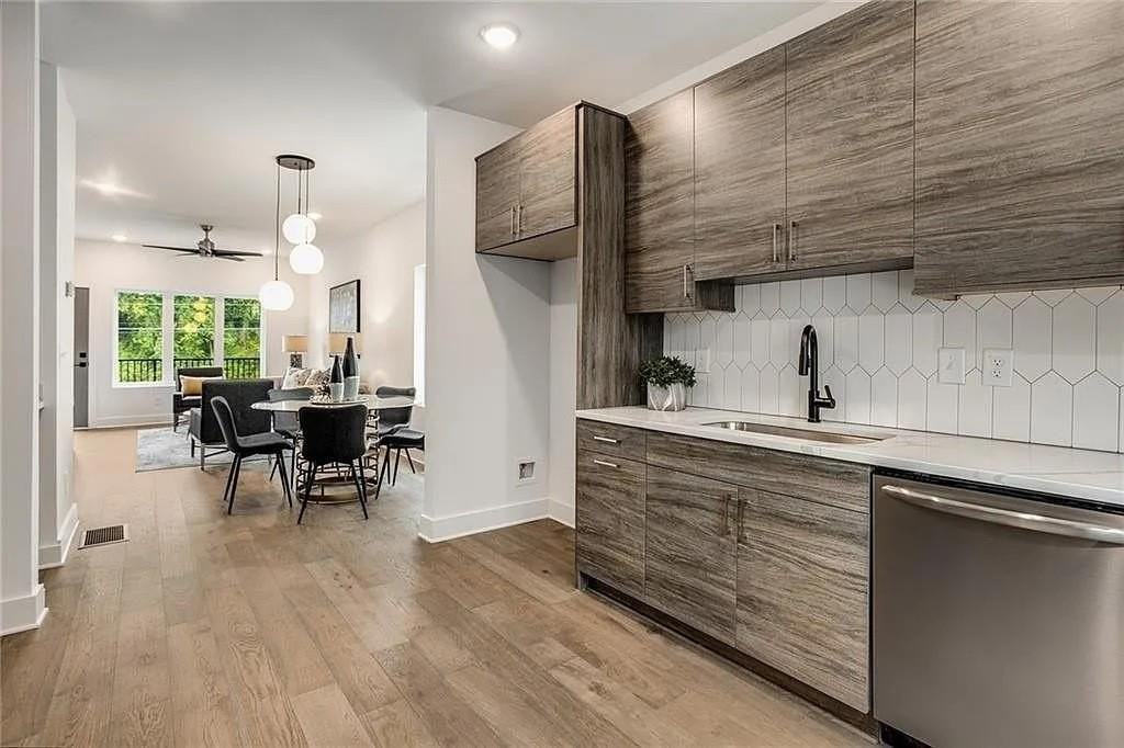 1436 Walker Pl Se - Photo 4 of 26