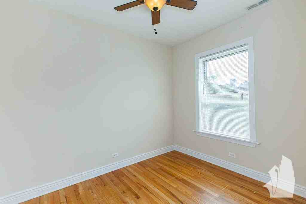 1212 W Waveland Ave #02 - Photo 7 of 8