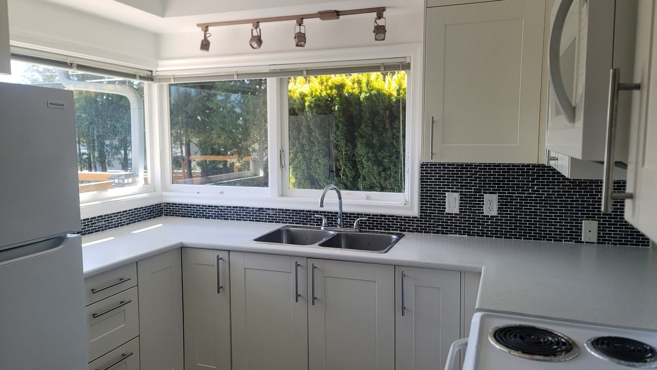 1840 Grandview Dr - Photo 5 of 12