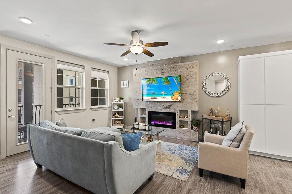 328 Vin Almoradi Ct - Photo 3 of 38