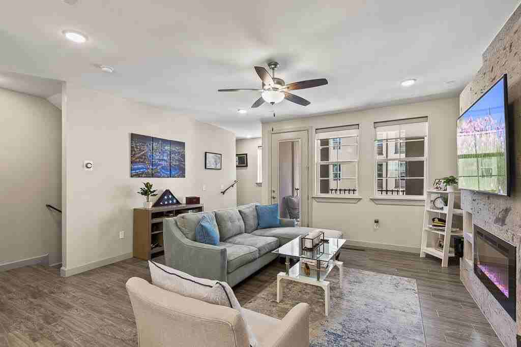 328 Vin Almoradi Ct - Photo 4 of 38