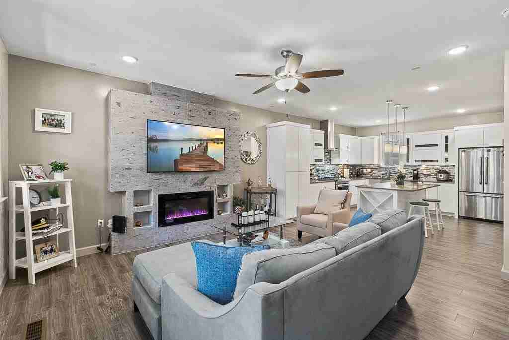 328 Vin Almoradi Ct - Photo 5 of 38