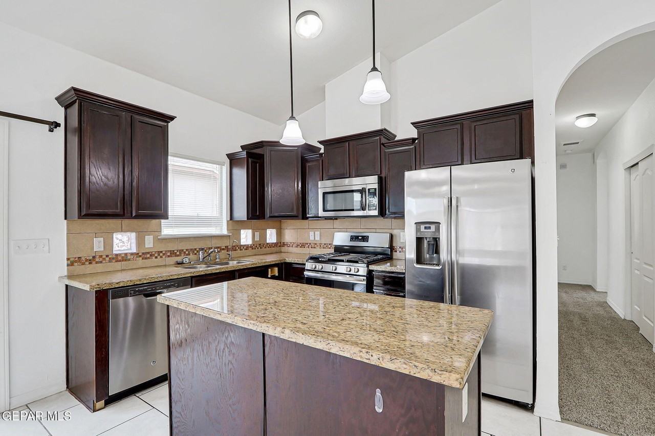 14232 Charles Pollock Ave - Photo 5 of 33