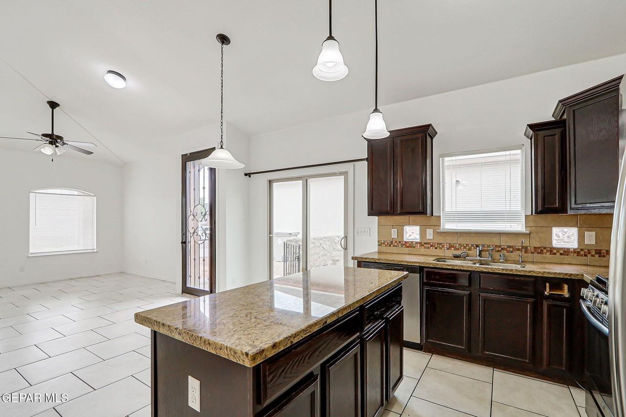 14232 Charles Pollock Ave - Photo 7 of 33