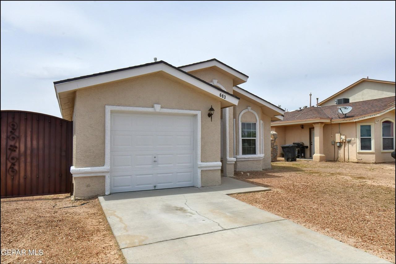 683 Teichelkamp Dr - Photo 4 of 39