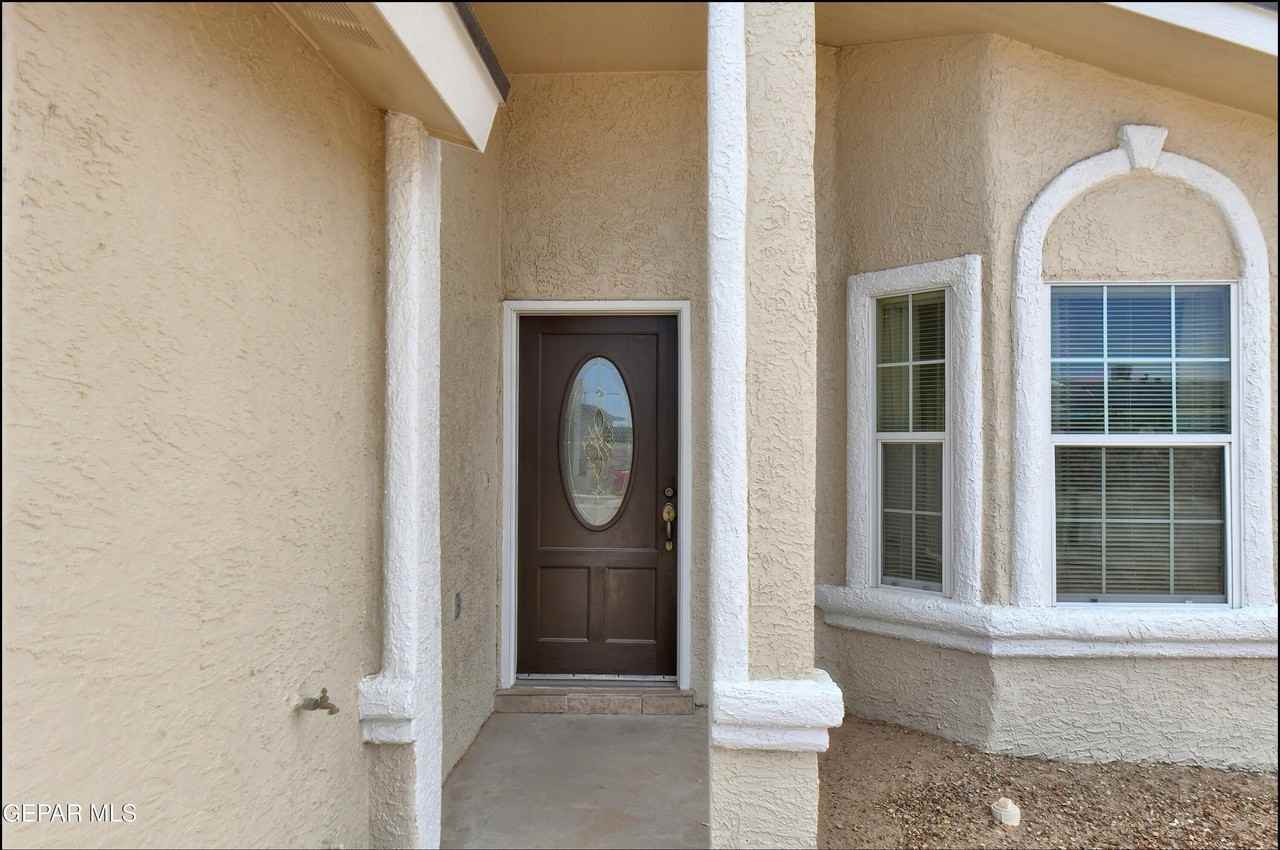 683 Teichelkamp Dr - Photo 5 of 39