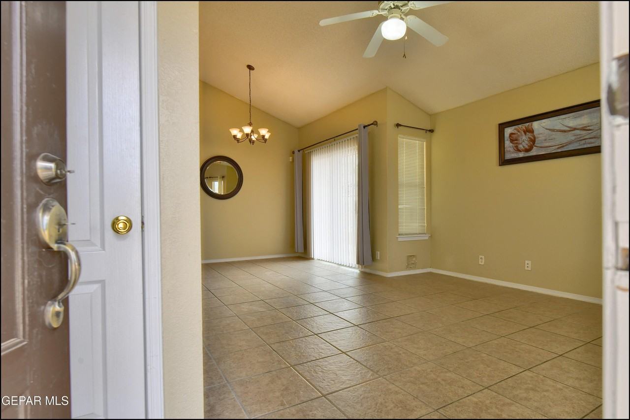 683 Teichelkamp Dr - Photo 6 of 39