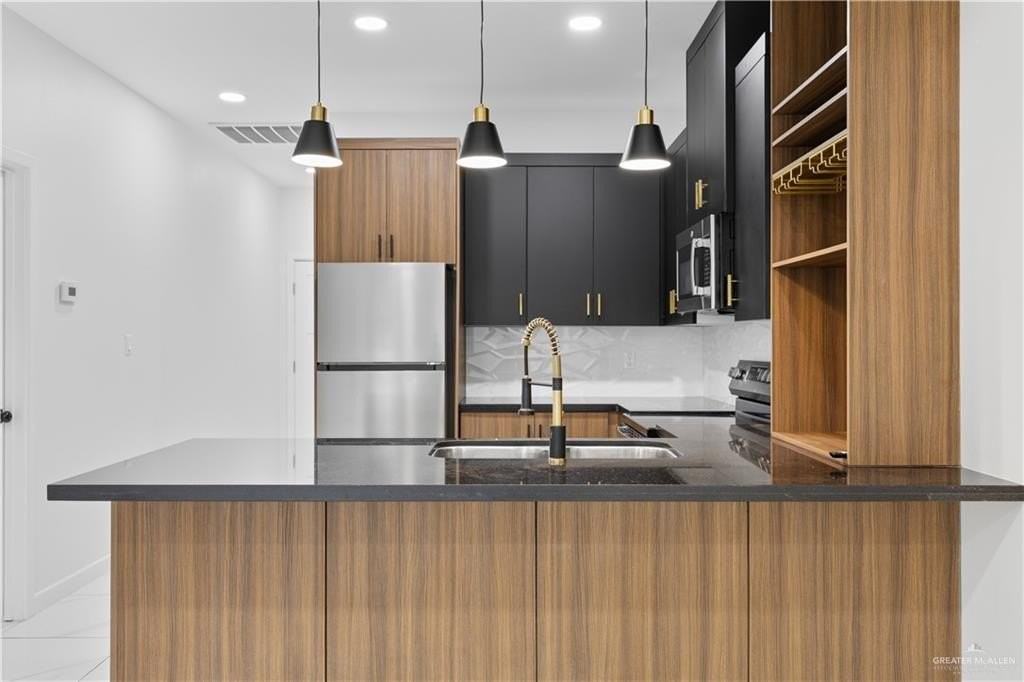 1513 W B St - Photo 4 of 11