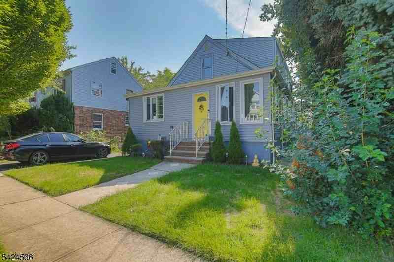 433 Ainsworth St - Photo 2 of 11