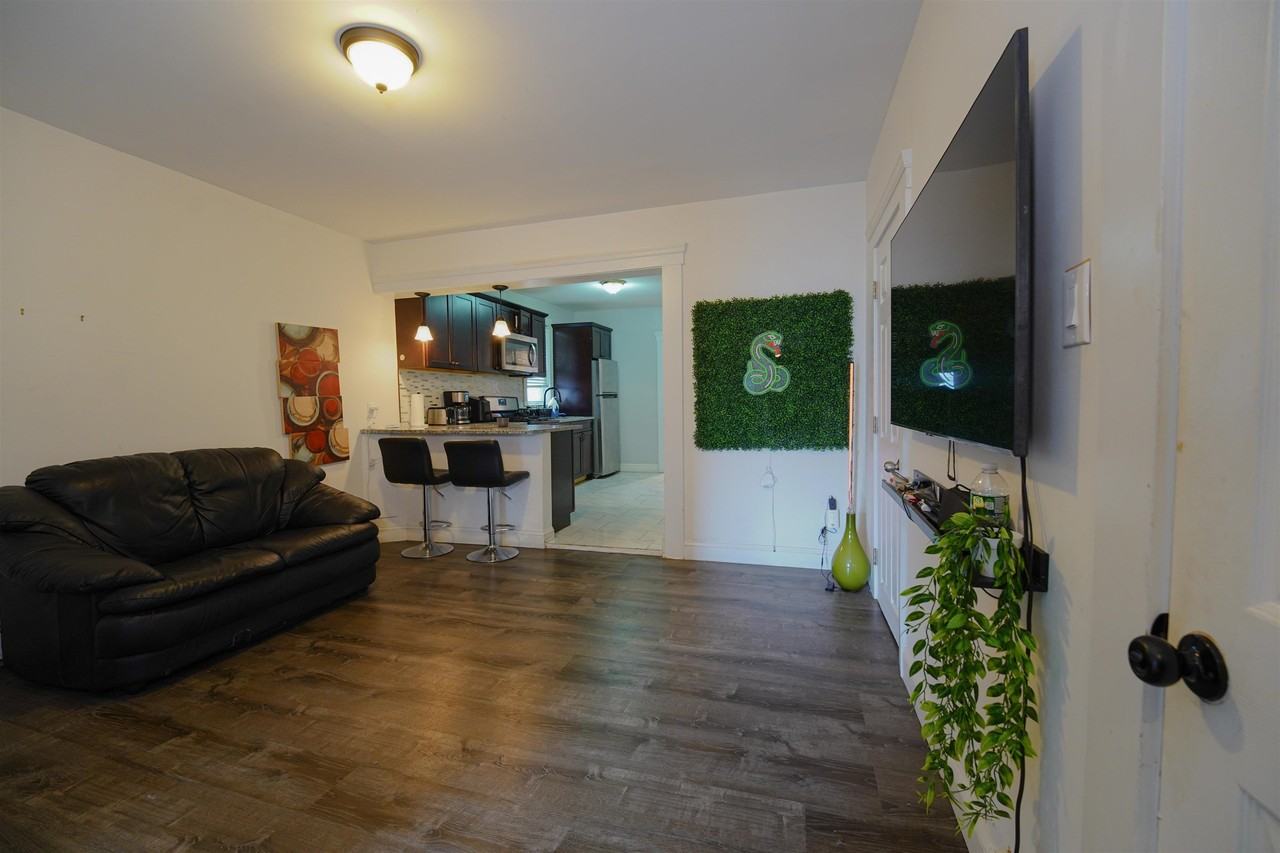 542 41st St #2 - Photo 3 of 6