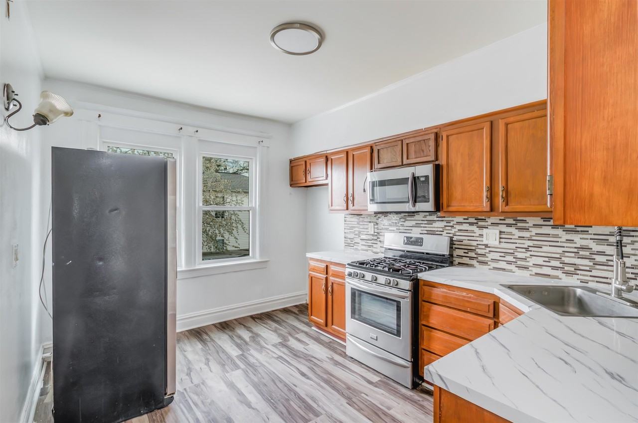 142 Humphrey Ave #2 - Photo 4 of 11