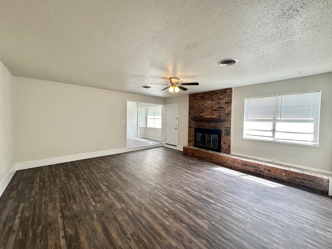 1509 Elkhart Ave - Photo 4 of 14