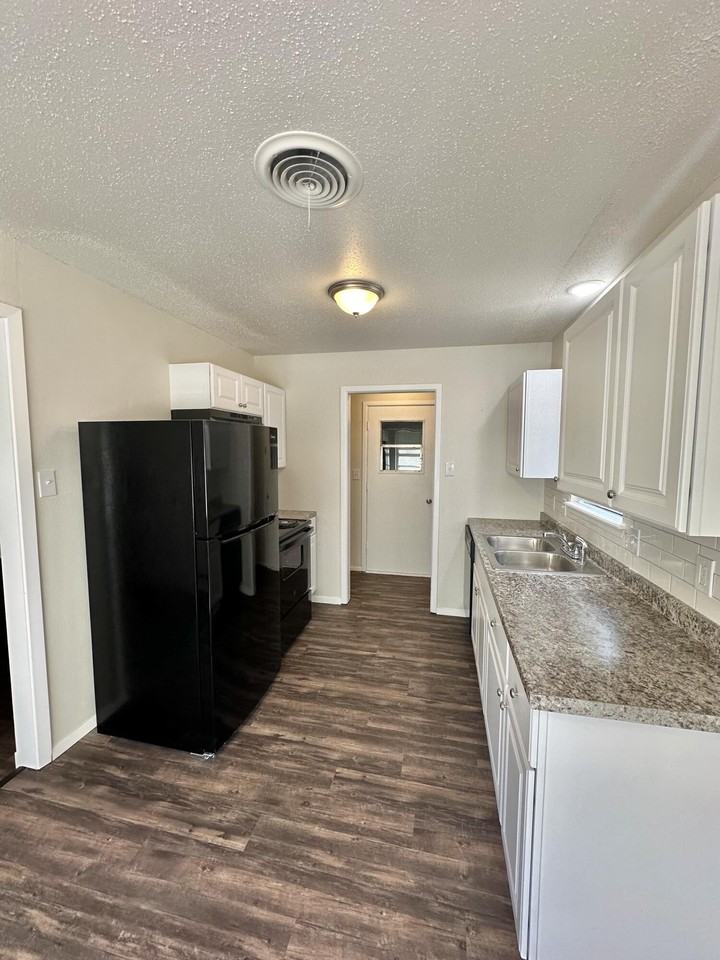 1509 Elkhart Ave - Photo 7 of 14