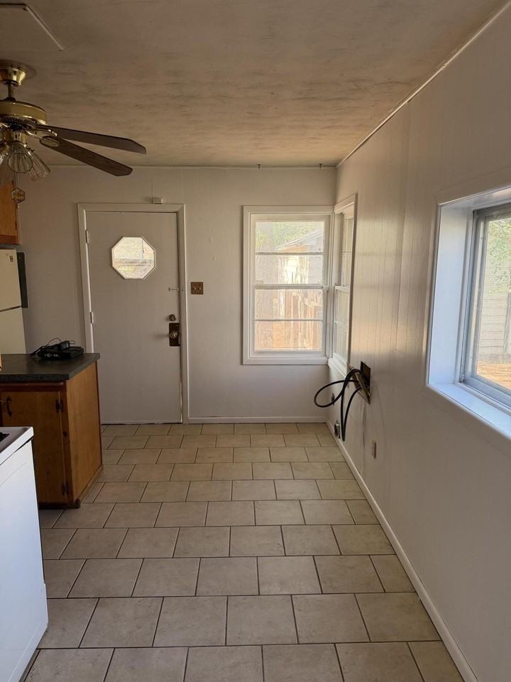 2315 32nd St - Photo 5 of 9