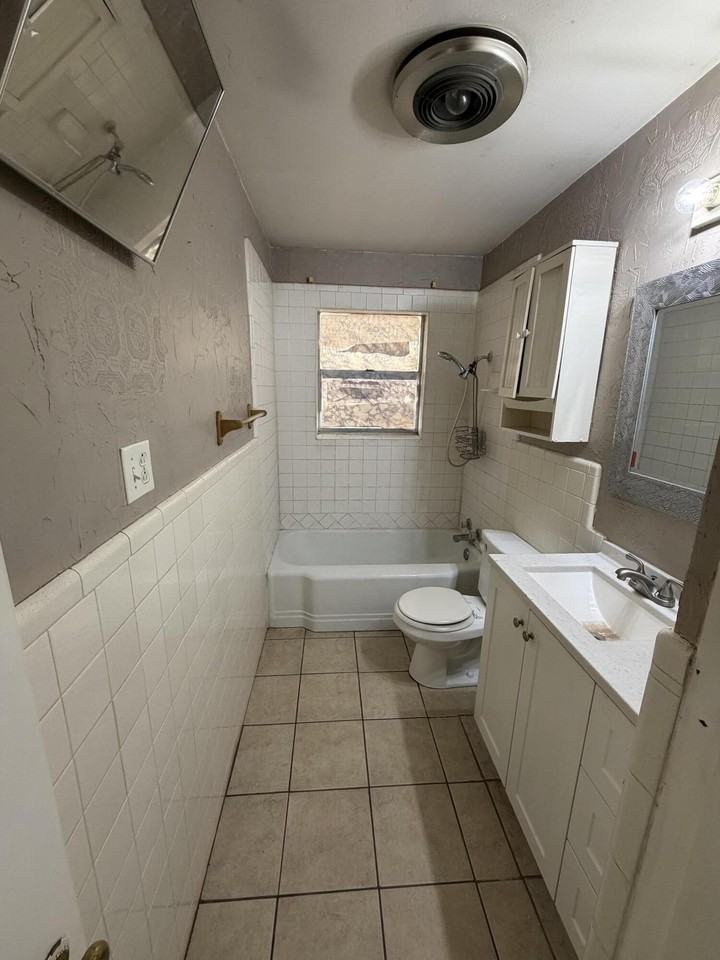 2315 32nd St - Photo 6 of 9