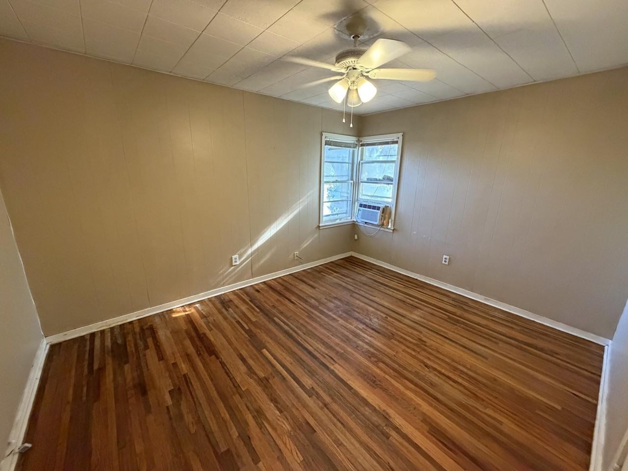 2315 32nd St - Photo 7 of 9