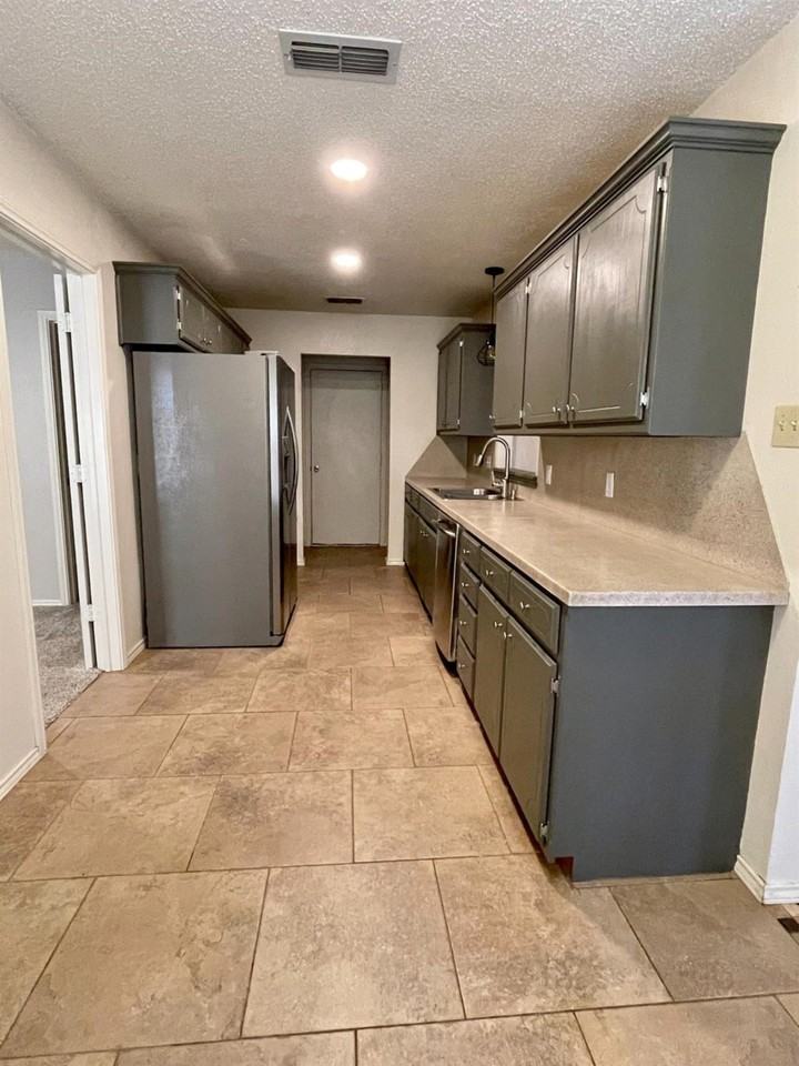 9717 Blandon Ave - Photo 5 of 36