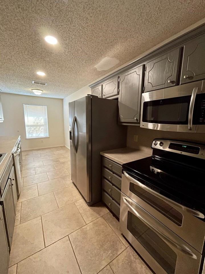 9717 Blandon Ave - Photo 7 of 36