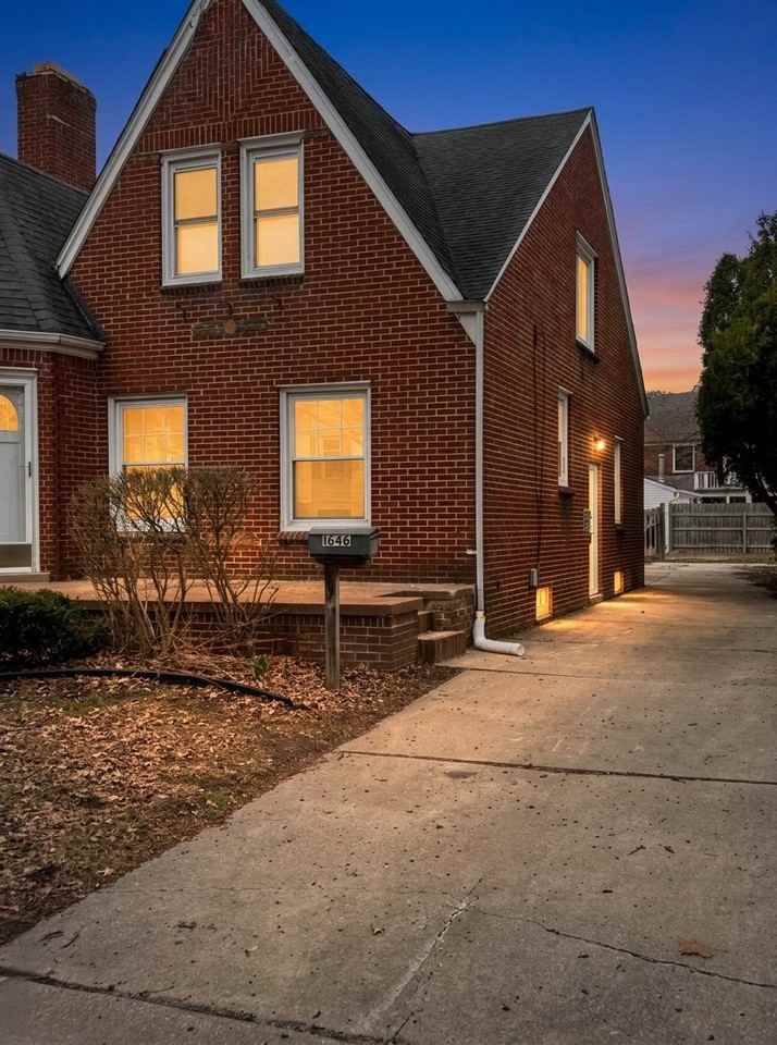 1646 21st St - Photo 2 of 8