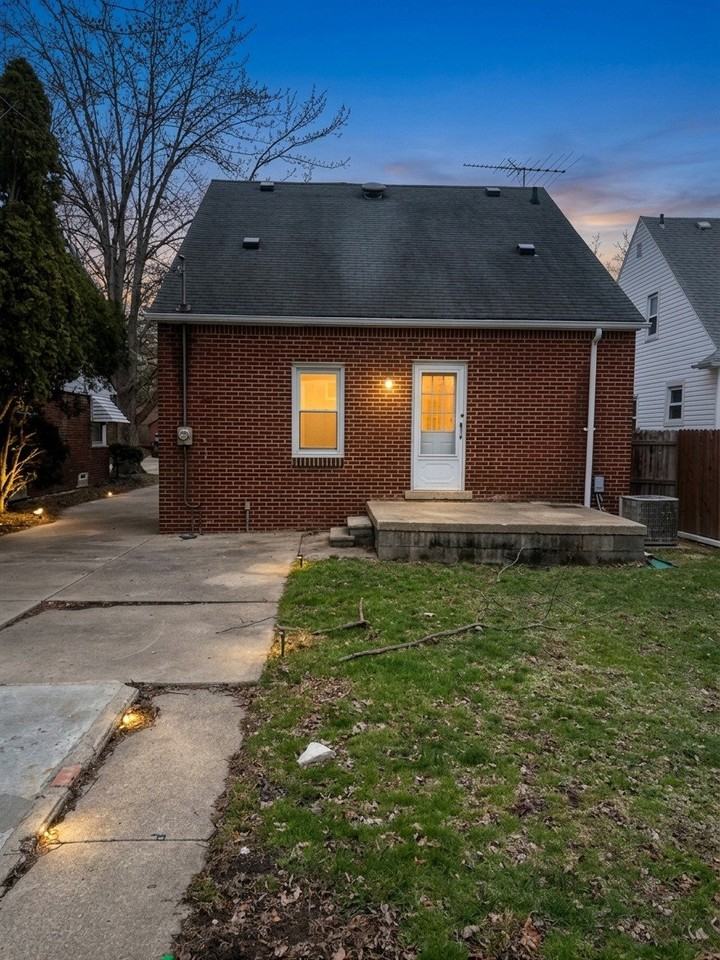 1646 21st St - Photo 3 of 8