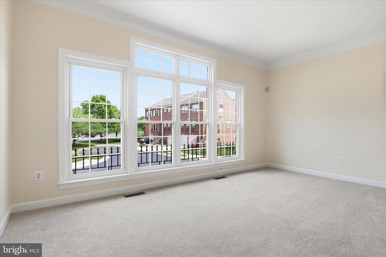 981 Herons Run Ln - Photo 3 of 42