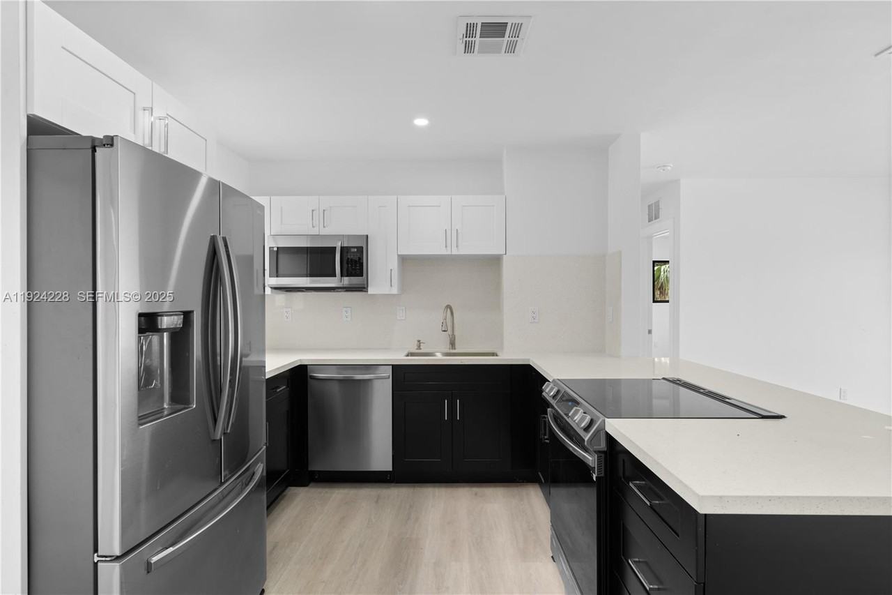 2983 Northwest 1st Street - Photo 5 of 28