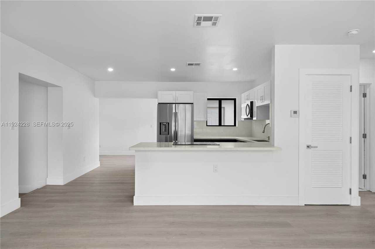 2983 Northwest 1st Street - Photo 6 of 28